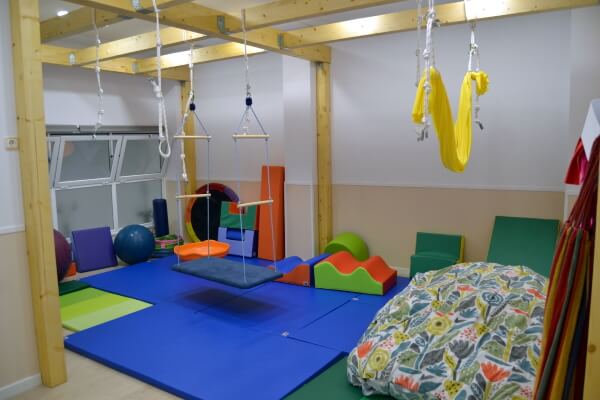 Espacio de la escuela infantil enDARA para realizar terapia ocupacional con niños: tiene columpios, colchonetas placas táctiles, pelotas de goma, etcétera